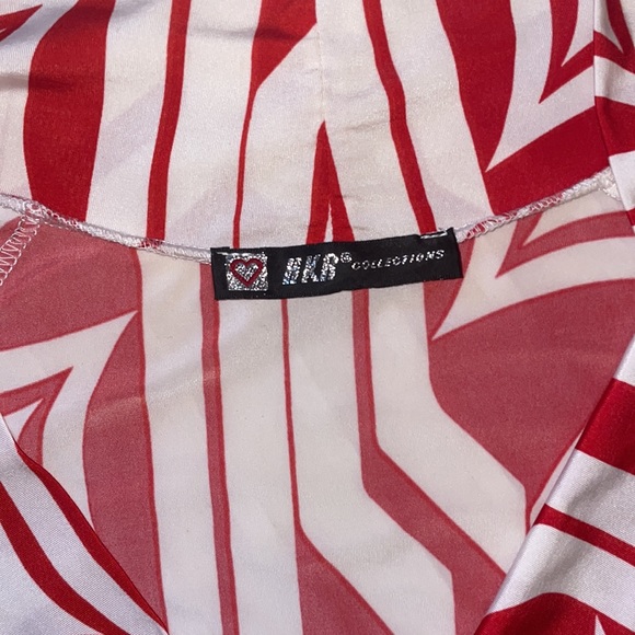 HKR collections | red and white motif v neck top | size M - Picture 3 of 4